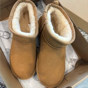 UGG Chestnut Mini Boot size 6
